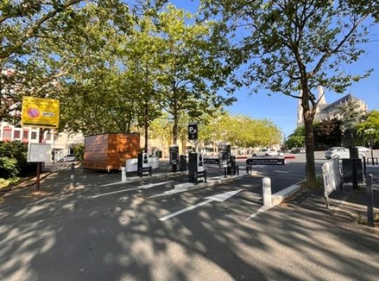 Vue d'ensemble du parking extérieur EFFIA Gare de Châteauroux - Gare Routière : une zone de stationnement goudronnée en plein air, propre et sécurisée, idéalement située à proximité immédiate des voies et des transports intermodaux.