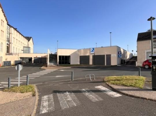 Vue extérieure de l'entrée du parking souterrain EFFIA "Halles 2" à Châteauroux : l'image montre la rampe d'accès sécurisée pour les véhicules, les panneaux de tarification claire et le totem signalétique noir guidant les usagers.