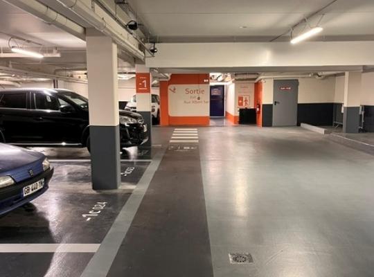 Espace de stationnement couvert et lumineux du parking EFFIA Gare de Châteauroux au niveau -1 : la photo met en valeur un aménagement moderne, propre et sécurisé avec un marquage au sol impeccable pour le confort des usagers.