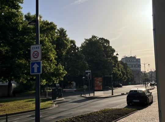 Vue d'angle de la façade moderne du parking couvert EFFIA Diderot à Châteauroux : le visuel met en valeur l'architecture urbaine contemporaine, l'accès piéton, ainsi que l'enseigne "La Vie Claire" installée au rez-de-chaussée du bâtiment.