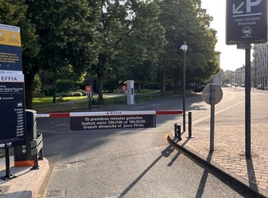 Gros plan sur les bornes de paiement et la barrière automatique de l'entrée République du parking EFFIA Diderot : une infrastructure moderne et accessible, équipée d'interphones pour offrir un parcours utilisateur fluide et sécurisé.