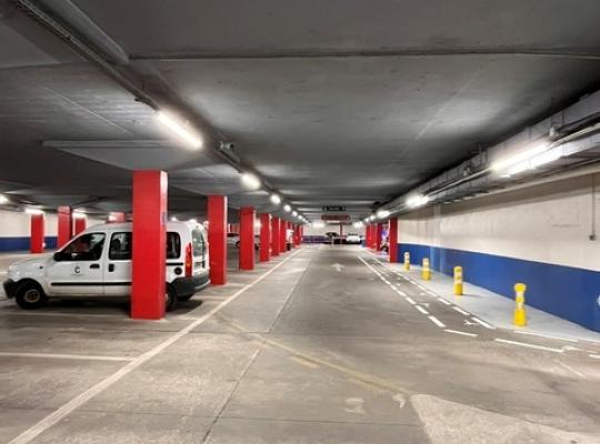 Détail des équipements de contrôle d'accès à l'entrée du parking couvert EFFIA : la photo met en valeur la borne de ticket automatique, la barrière et l'interphone d'assistance pour les usagers.