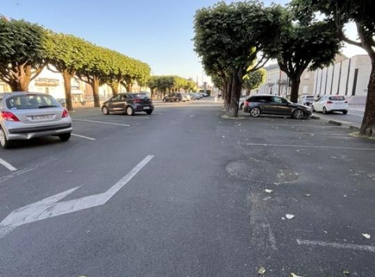 Zoom sur l'infrastructure de sortie du parking extérieur EFFIA : la photo présente la borne de validation des tickets, la barrière automatique levée et le système de signalisation pour fluidifier le départ des automobilistes.