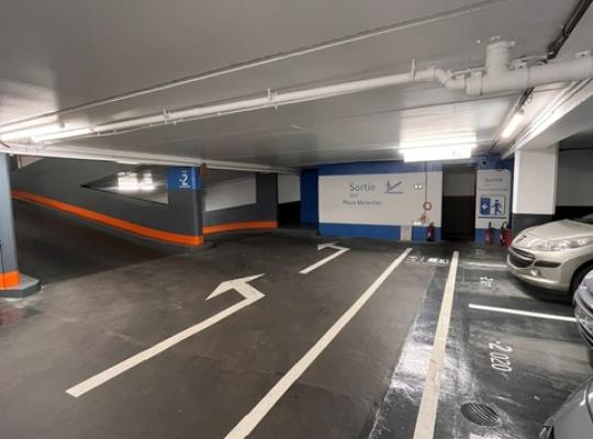 Espace intérieur lumineux du parking couvert EFFIA Diderot au niveau 2 : la photo illustre la propreté du site, un marquage au sol impeccable pour la circulation et des panneaux directionnels clairs indiquant la sortie et les ascenseurs.