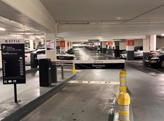 Voie de circulation intérieure du parking souterrain EFFIA de la Gare de Châteauroux : le visuel illustre le système de guidage avec des flèches au sol et des panneaux directionnels indiquant la sortie "Place Monestier".