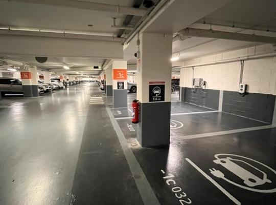Rampe d'accès intérieure sécurisée reliant les différents niveaux du parking couvert EFFIA de la Gare de Châteauroux : un aménagement fonctionnel doté d'une signalisation routière claire pour fluidifier les déplacements des automobilistes.