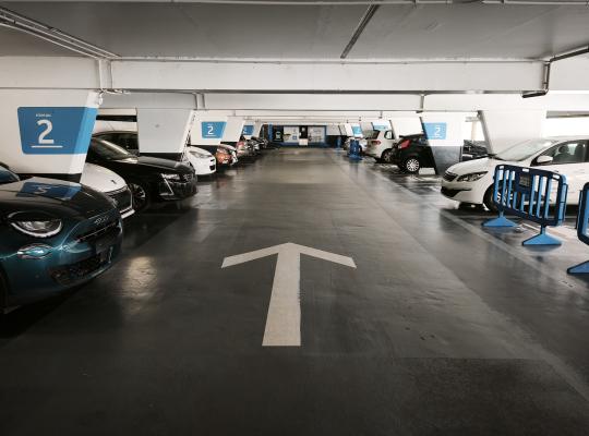 allée centrale du niveau 2 d'un parking EFFIA avec voitures garées de chaque côté.