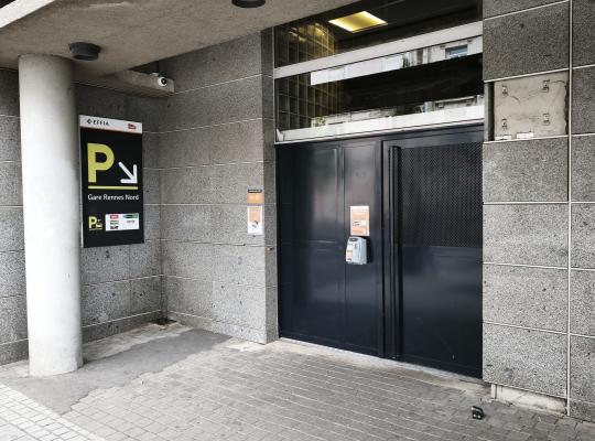entrée piétonne sécurisée du parking EFFIA Gare Rennes Nord avec digicode.