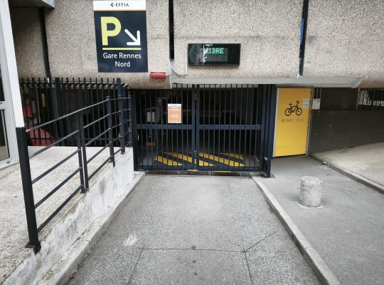 portail d'entrée du parking EFFIA Gare Rennes Nord et porte jaune C-Park Vélo.