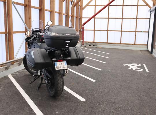Espace de stationnement couvert réservé aux motos et scooters dans le parking EFFIA de la gare de Thonon-les-Bains (Haute-Savoie).