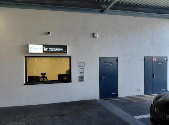 Le guichet "Accueil parking" EFFIA à la gare de Lyon Part-Dieu : un espace client moderne et facilement identifiable pour obtenir des renseignements, valider un abonnement ou solliciter une assistance auprès des agents.