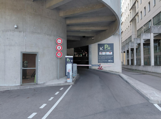  Accès au parking EFFIA Gare Lyon Part-Dieu : une entrée sécurisée, dotée d'une signalétique routière claire et de barrières automatiques pour simplifier la dépose de votre véhicule.