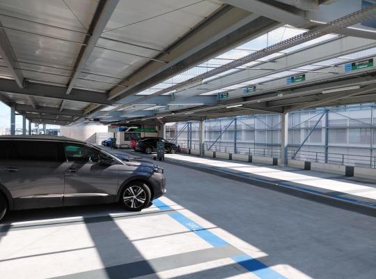 Vue sur les places de stationnement Premium abritées au parking EFFIA de la Gare de Lyon Part-Dieu : une zone dédiée, idéalement située au dernier étage avec un accès direct aux terminaux pour un gain de temps maximal.