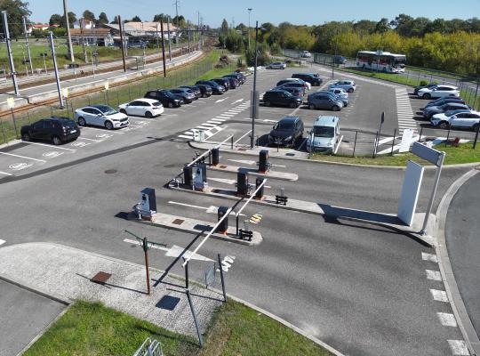 Bornes d’accès et barrières de péage automatiques à l’entrée du parking EFFIA de la gare de Dax (Sud-Ouest), assurant un flux de véhicules fluide et sécurisé.