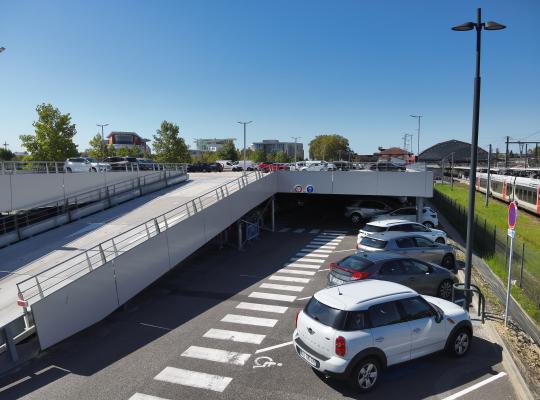 Accès et rampe de montée du parking EFFIA de la gare de Dax (Landes) : une architecture fonctionnelle à étages offrant de nombreuses places de stationnement.
