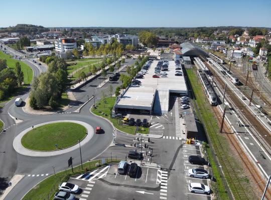 Vue aérienne du parking EFFIA de la gare de Dax (Sud-Ouest) : un ouvrage à étages moderne idéalement situé à l’intersection d’un rond-point majeur et des voies ferrées.
