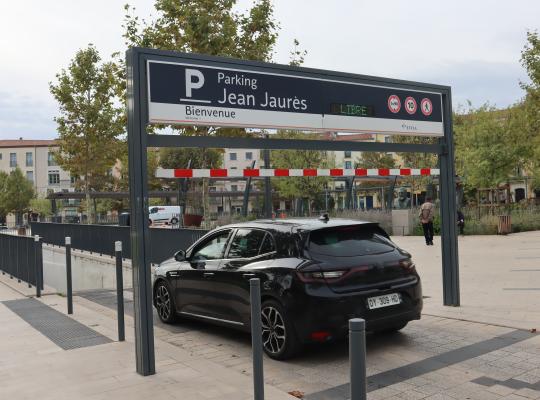 Entrée sécurisée du parking souterrain EFFIA Jean Jaurès : portique d'accès clair avec affichage de la disponibilité en temps réel et gabarit d'entrée.