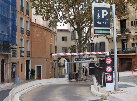 Entrée du parking souterrain EFFIA Halles 1 : rampe d'accès sécurisée avec panneau d'affichage des places libres en temps réel et limitation de hauteur à 1,85 m en plein cœur de la ville.