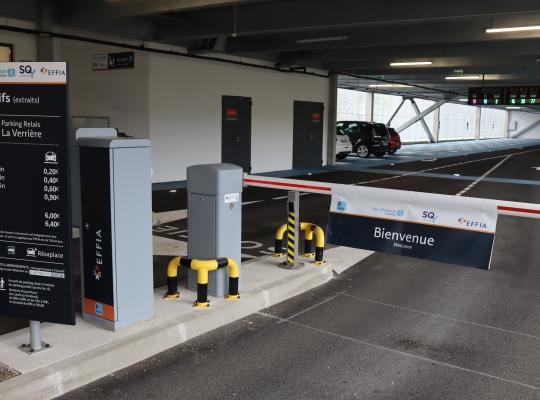 Entrée du Parking Relais EFFIA La Verrière : borne d'accès automatique, barrière de contrôle, panneau d'affichage des tarifs et signalétique de guidage.