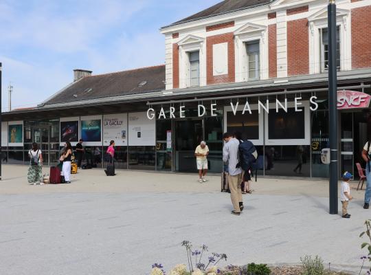 Façade historique et parvis rénové de la Gare de Vannes (Morbihan), situé à proximité directe du stationnement EFFIA.