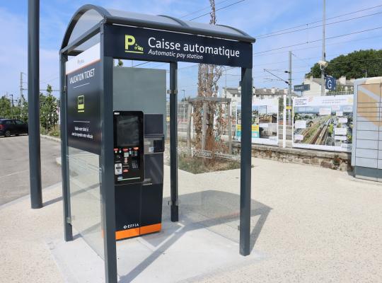 Caisse automatique couverte du parking EFFIA Gare de Vannes, abritée et accessible sur le parvis extérieur pour le règlement du stationnement.