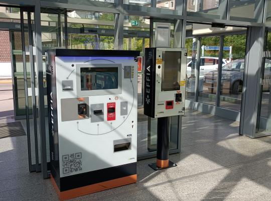 Caisses automatiques de paiement EFFIA installées dans le hall vitré du parking.
