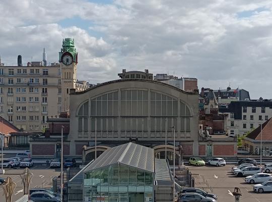 Vue panoramique du parking de la gare de Rouen et de ses places de stationnement extérieures en plateforme.