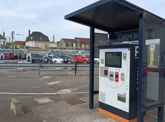 Caisse automatique de paiement couverte à la sortie du parking EFFIA Gare de Romilly-sur-Seine.