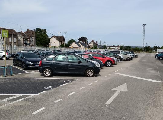 Plateau de stationnement extérieur, allée de circulation et places réservées au parking EFFIA Gare de Romilly-sur-Seine.