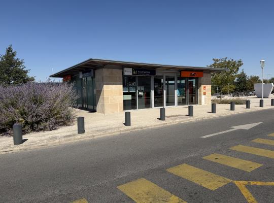 Bâtiment d'accueil du parking EFFIA et agence SIXT avec façades vitrées.
