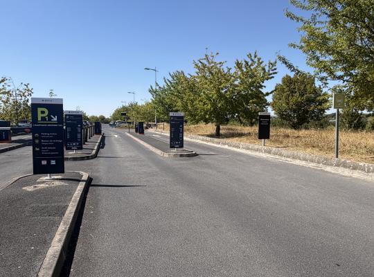 Voie d'accès au parking P1 Champagne-Ardenne TGV avec panneaux d'information EFFIA.