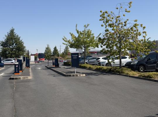 Voies de sortie du parking équipées de barrières automatiques et borne de péage.