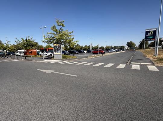 Entrée du parking P2 avec panneau lumineux indiquant les places libres.