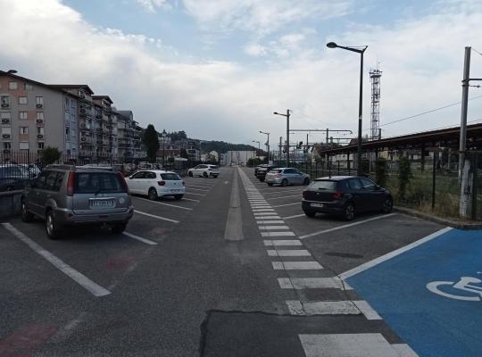 Emplacements de stationnement extérieurs et place PMR réservée au parking EFFIA, situé le long des voies de la gare d'Aix-les-Bains.