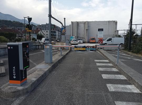 Voie de sortie sécurisée par barrière automatique et borne de paiement EFFIA au parking de la gare d'Aix-les-Bains.