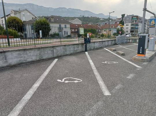Emplacements réservés aux véhicules électriques avec bornes de recharge installées dans le parking EFFIA de la gare d'Aix-les-Bains.