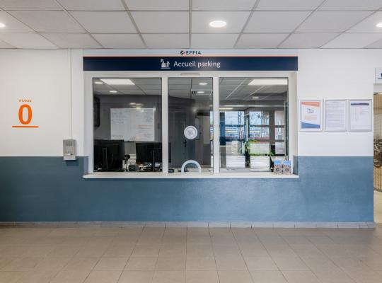 Guichet d'accueil physique EFFIA situé au niveau 0 pour l'assistance et l'information des usagers.