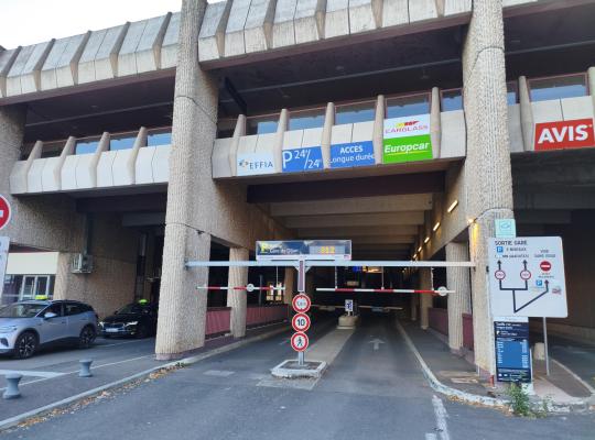Façade extérieure et accès au parking couvert de la gare de Dijon.