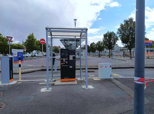 Emplacement réservé aux personnes à mobilité réduite avec marquage au sol bleu.