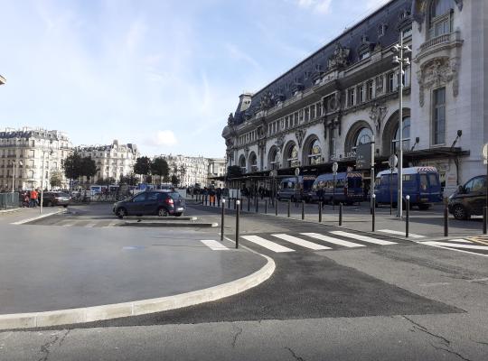 Vue sur le parvis et la magnifique façade de la Gare de Lyon à Paris, au niveau de la zone d'accès aux parkings et déposes minutes.