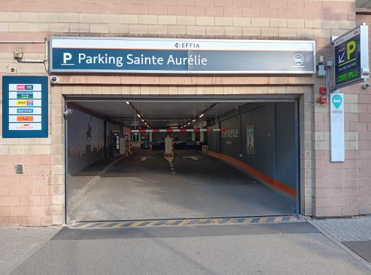 Entrée couverte du parking Sainte Aurélie surmontée du panneau EFFIA et du nombre de places disponibles.