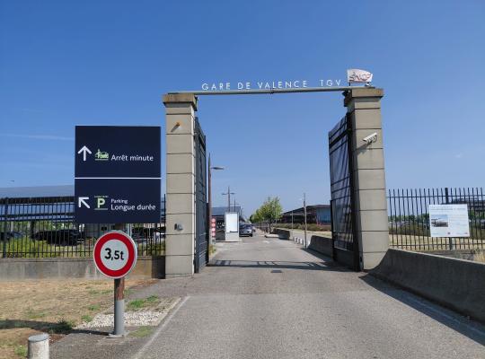 Entrée principale de la gare de Valence TGV guidant vers l'Arrêt minute et le parking Longue durée.