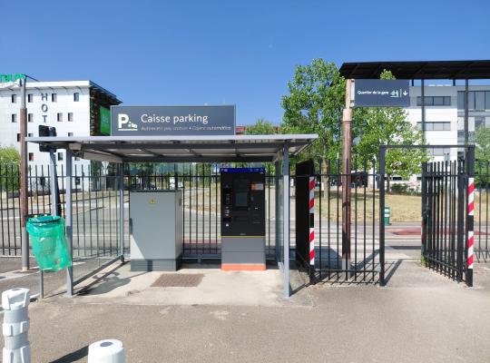 Caisse automatique de paiement abritée avec accès piéton vers le quartier de la gare de Valence TGV.