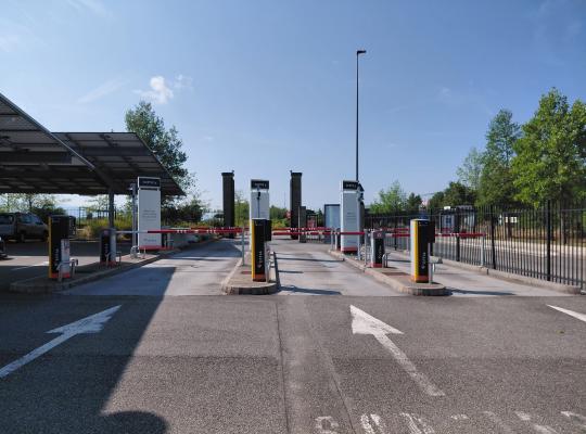 Voies de sortie équipées de bornes et barrières automatiques EFFIA au parking de la gare de Valence TGV.