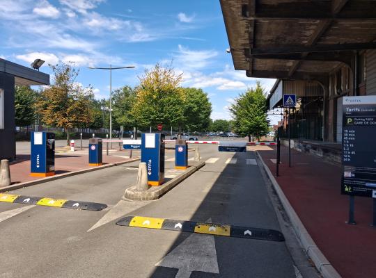 Voies de circulation avec barrières automatiques EFFIA et panneau d'affichage des tarifs.