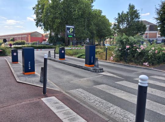 Entrée du parking EFFIA de la Gare de Douai avec barrières et passage piéton.