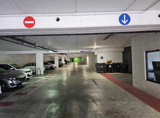 Allée de circulation et places de stationnement au rez-de-chaussée du parking.
