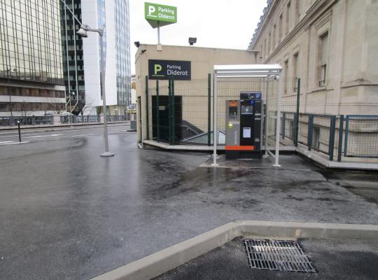 Borne de paiement automatique à l'entrée piétons du Parking Diderot (EFFIA), située à proximité de la gare de Paris-Gare-de-Lyon.