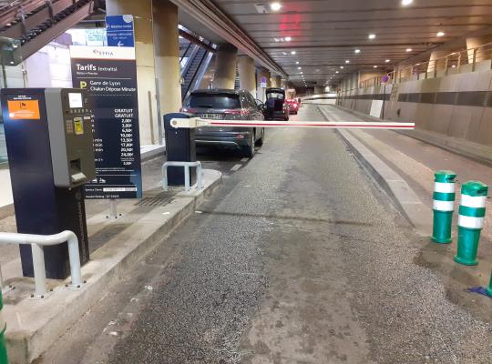 Entrée du parking EFFIA Gare de Lyon Chalon Dépose Minute : borne de distribution de tickets, barrière automatique et panneau d'affichage des tarifs.