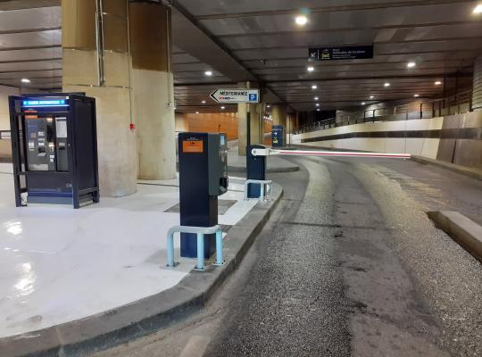 Caisse automatique et voie de sortie sécurisée du parking couver EFFIA Gare de Lyon Chalon, avec signalétique vers l'accès Méditerranée.